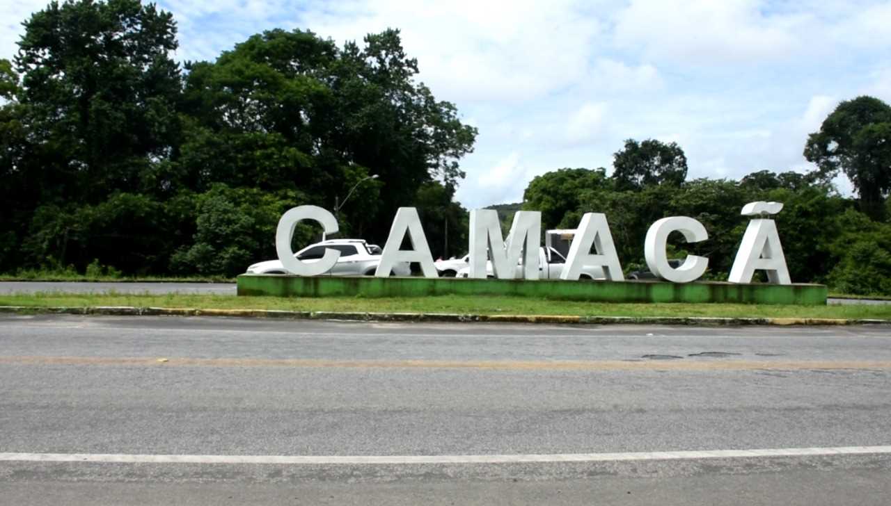 Camacã: Prefeito Paulo do Gás acompanha mais uma etapa da instalação do Portal na entrada da cidade
